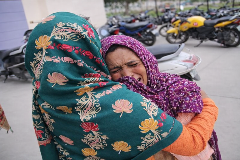 मिट्टी धंसने से दो मजदूरों की मौत, पत्नी की आंखों से सामने पति ने तोड़ा दम…काम पर जाने से मना कर रहा था पति