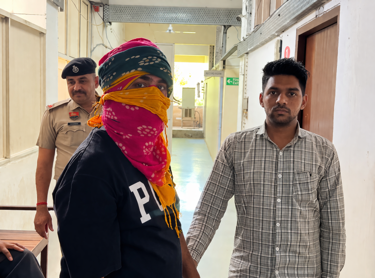 बाप बेटी ने मिलकर बेचा नकली सोना, पकड़े जाने पर पता चला की पहले से ही 50 मामले दर्ज हैं